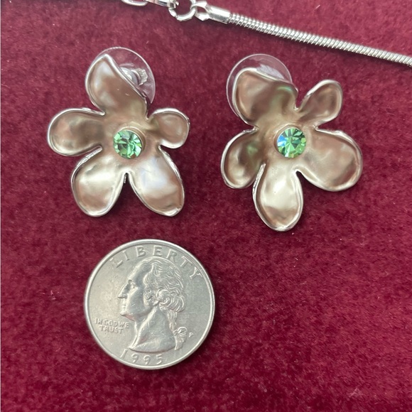 NWOT Green Sunshine Floral Necklace & Earrings. Excellent! - Picture 8 of 14